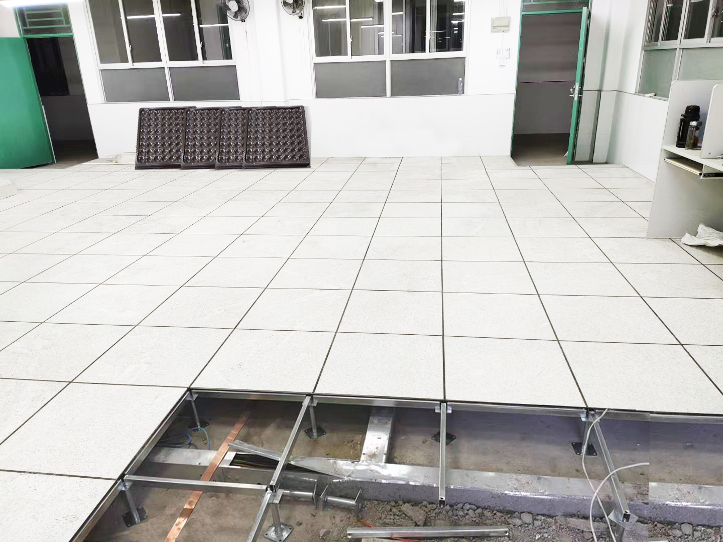 防靜電地板的安裝高度一般如何確定,有規范要求嗎?-沈飛地板,沈飛防靜電地板